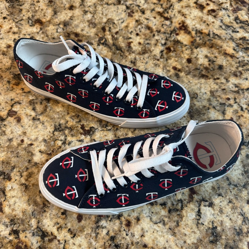 Row One Minnesota Twins Sneakers Women’s Size 8. Men’s 6.5 EUC - Picture 3 of 7